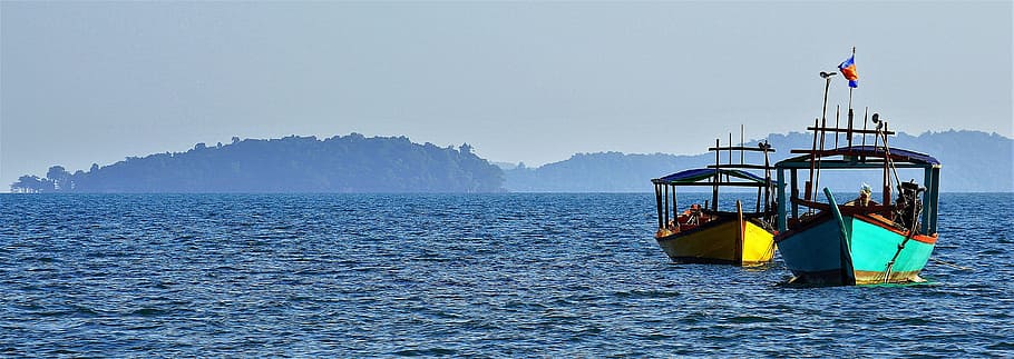 scuba boats off hte islands of cambodia