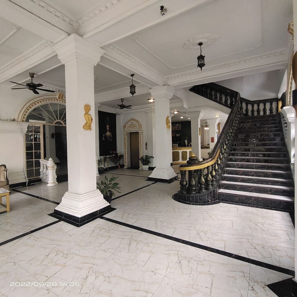 a view of the ground floor of the le hotel